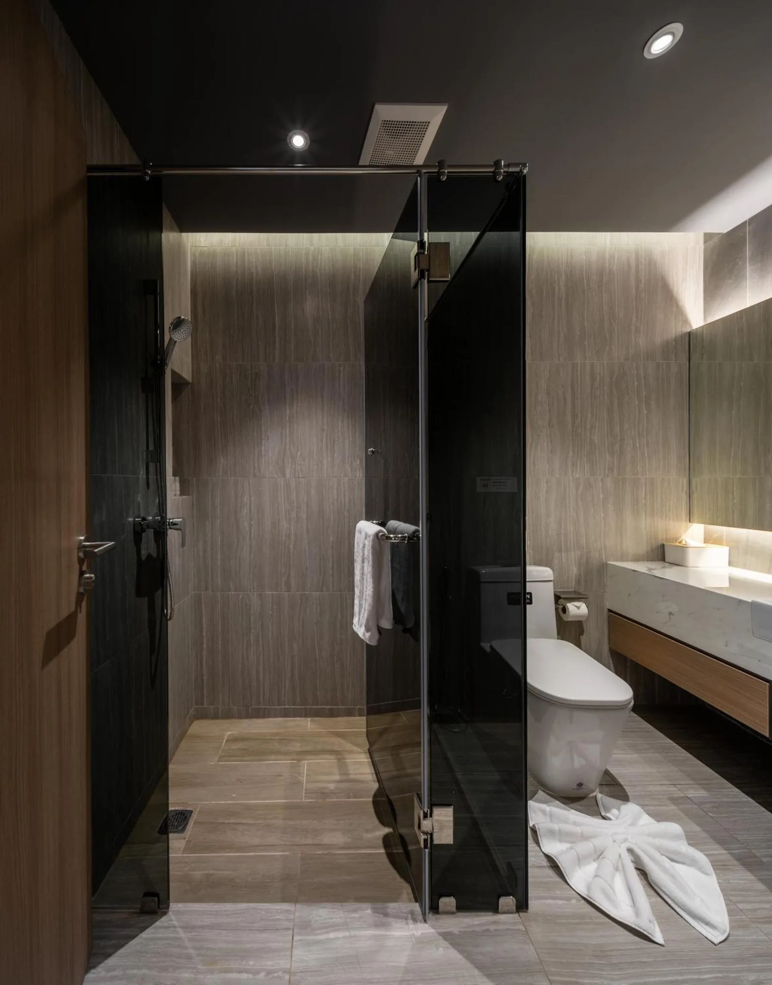 Salle de bains moderne au Luminous Resort & Spa by Areca à Phuket avec douche vitrée, toilettes et vasque