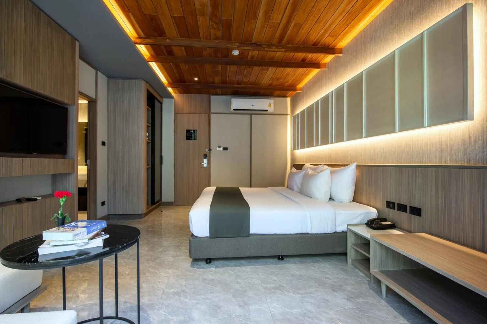 Chambre deluxe spacieuse au Luminous Resort & Spa by Areca à Phuket avec lit king-size, coin salon et télévision