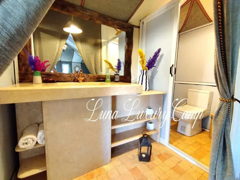 Luna Luxury Camp Merzouga – hôtel à Merzouga, Maroc – une salle de bains avec un lavabo et un miroir à Luna Luxury Camp Merzouga à Merzouga