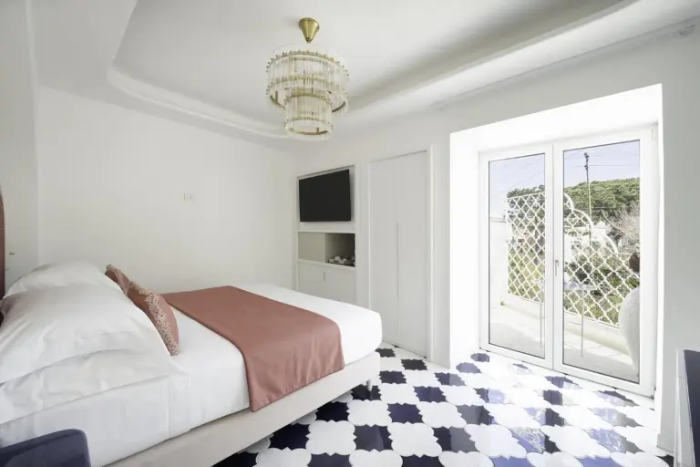 Lussi Capri bright guest room