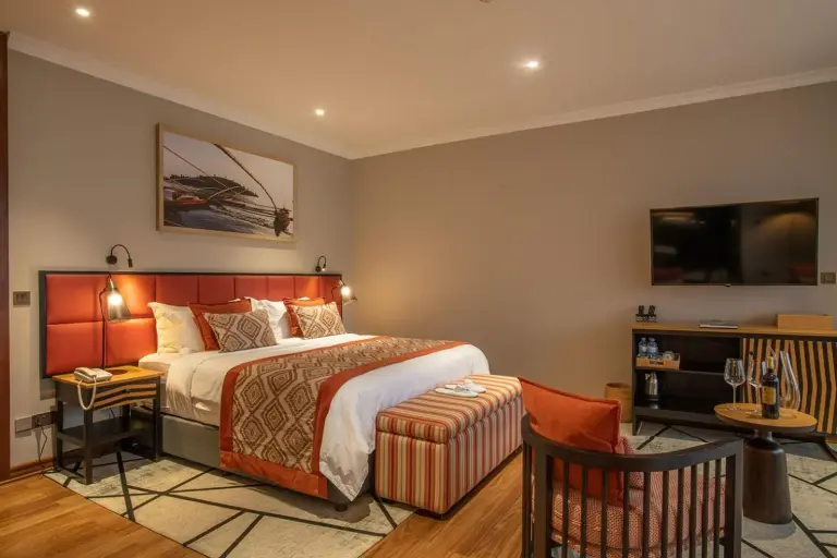 Stilvolle Junior Suite im LUX* Lake Kivu mit eleganter Einrichtung und Zugang zum See.