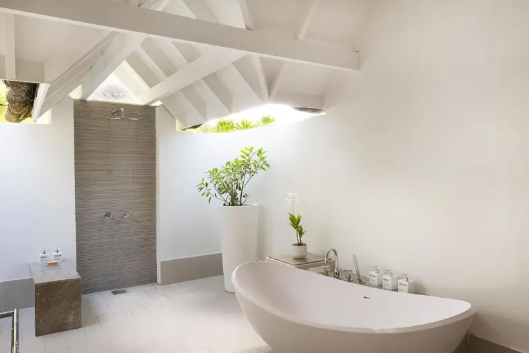 Salle de bain avec baignoire au LUX* South Ari Atoll Resort & Villas