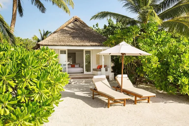 Chaises longues à l'extérieur de la Beach Villa au LUX* South Ari Atoll Resort & Villas