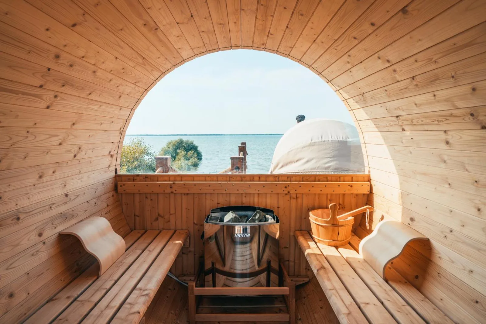 Luxeglamp – hotel en Umm Al Quwain, Emiratos Árabes Unidos – una vista interior de una sauna con una ventana en Luxeglamp en Umm Al Quwain