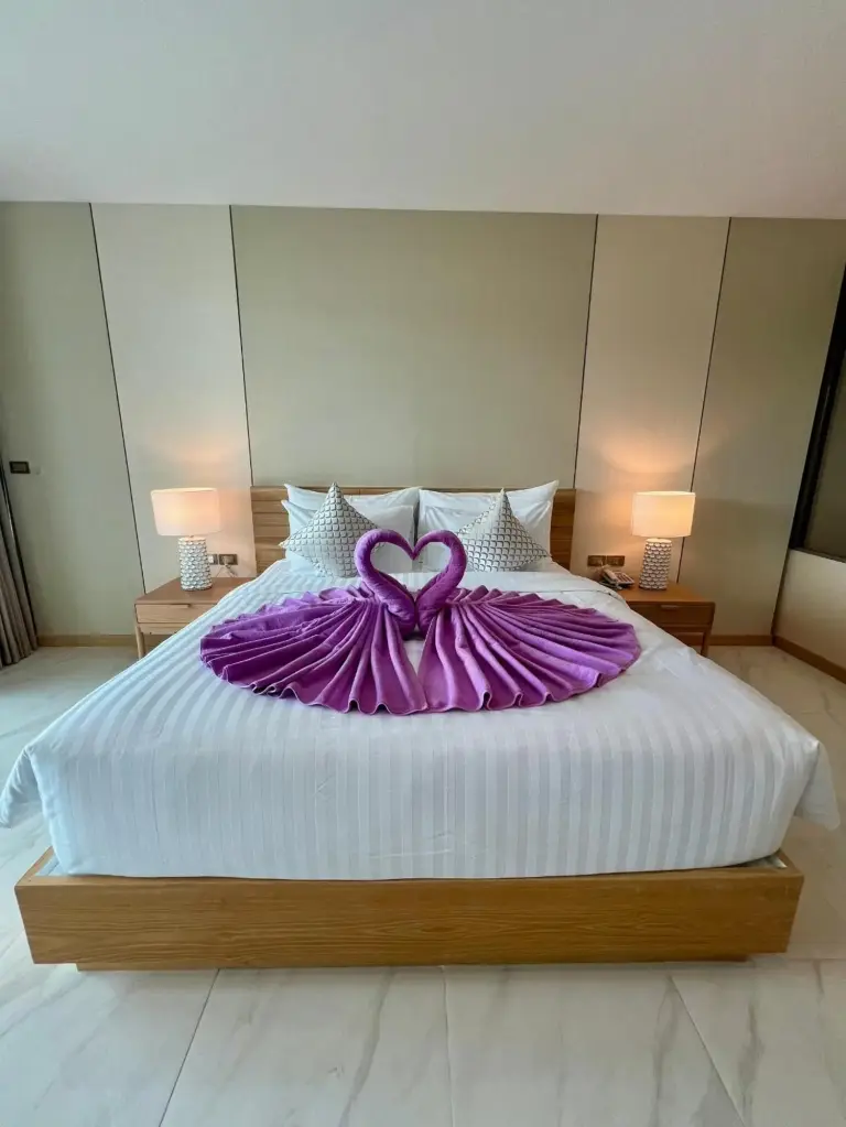 Luxtalay Khanom Hotel bed with towel art