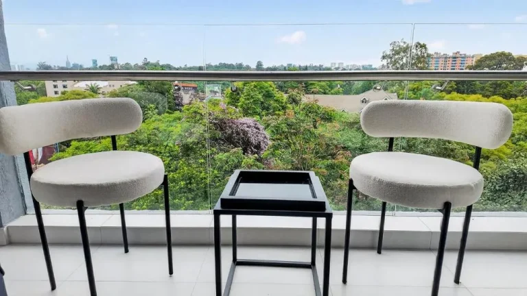 Balkon-Sitzbereich im Luxuriösen 1BR Westlands, Nairobi