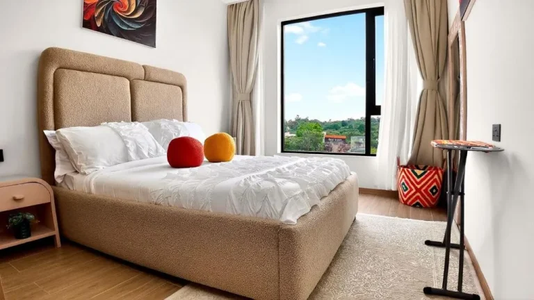 Stilvolle Schlafzimmeransicht im Luxuriösen 1BR Westlands, Nairobi