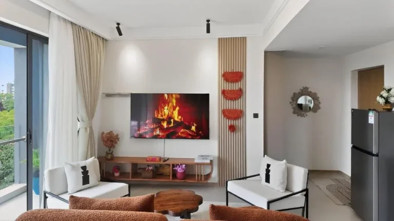 Wohnbereich mit Kamin im Luxuriösen 1BR Westlands, Nairobi