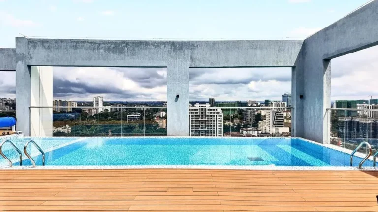 Blick auf den Dachpool im Luxuriösen 1BR Westlands, Nairobi