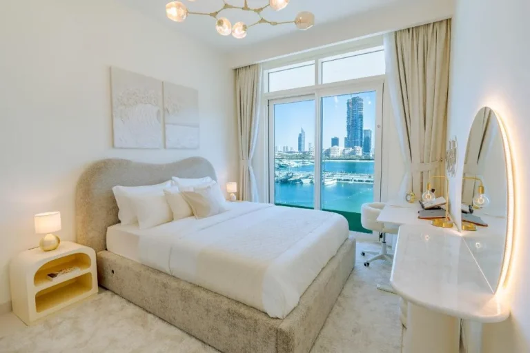 Acogedora habitación del Apartamento de lujo frente a la playa con vista a la marina en Dubái