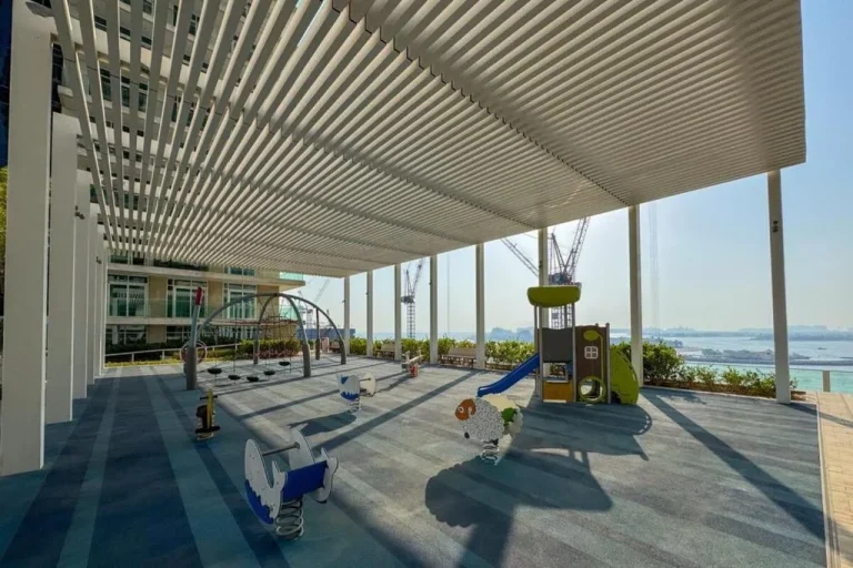 Área de juegos para niños en el apartamento de lujo frente a la playa con vista a la marina en Dubái