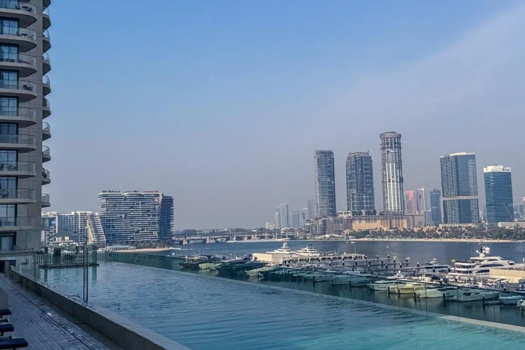 Impresionante vista de la marina desde el Apartamento de lujo en primera línea de playa con vista a la marina en Dubái