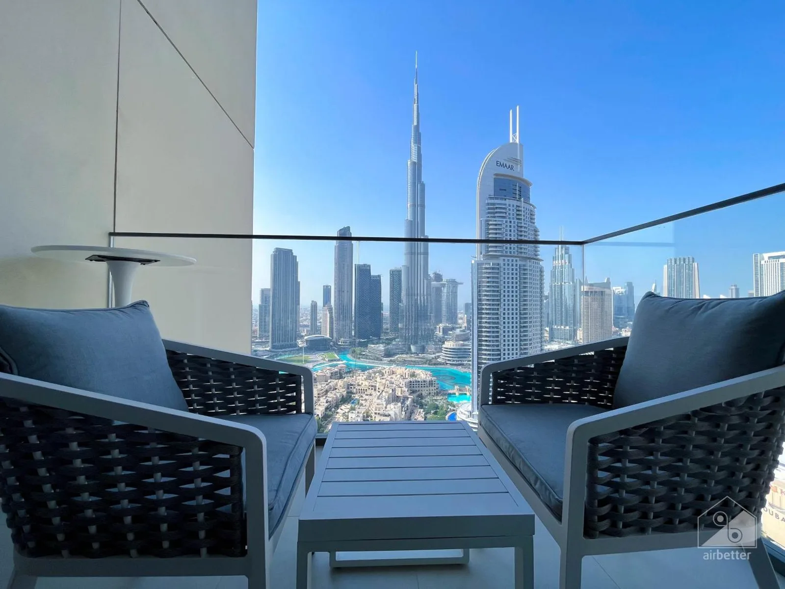 Luxury Burj Royale Apt Balcony Burj Khalifa View – hôtel à Dubai, United Arab Emirates – vue sur une ville avec le plus haut gratte-ciel du monde à Luxury Burj Royale Apt Balcony Burj Khalifa View à Dubai