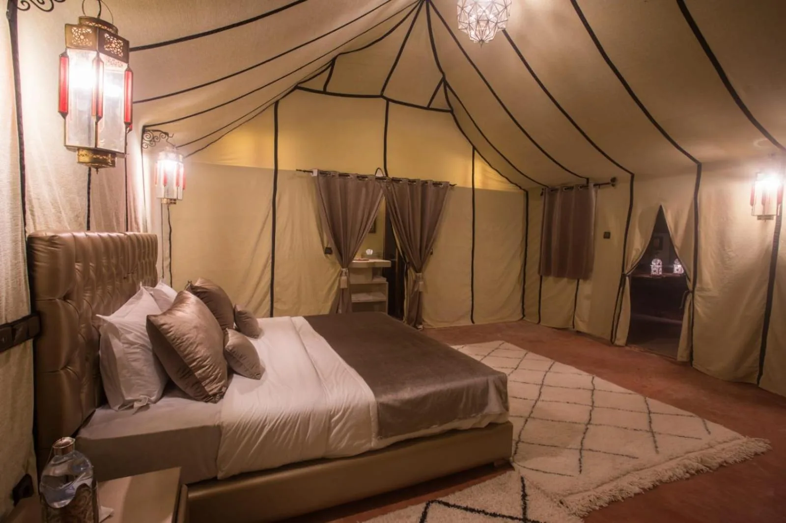 Gemütliches Zelt-Schlafzimmer im Luxury Desert Camp Amanar Merzouga