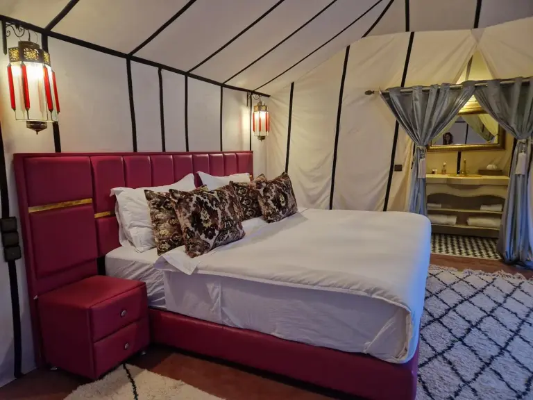 Elegantes Zelt-Schlafzimmer im Luxury Desert Camp Amanar Merzouga