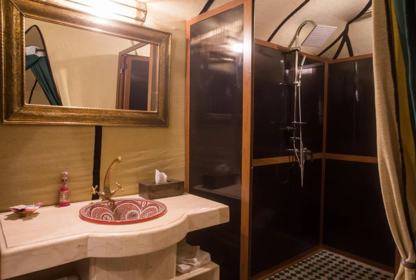 Modernes Badezimmer im Luxury Desert Camp Amanar Merzouga