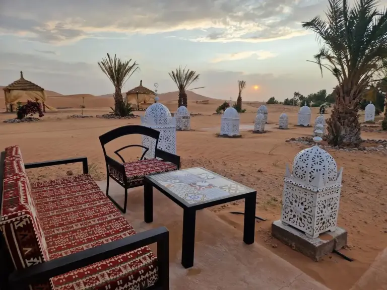 Sitzbereich im Freien bei Luxury Desert Camp Amanar in Merzouga