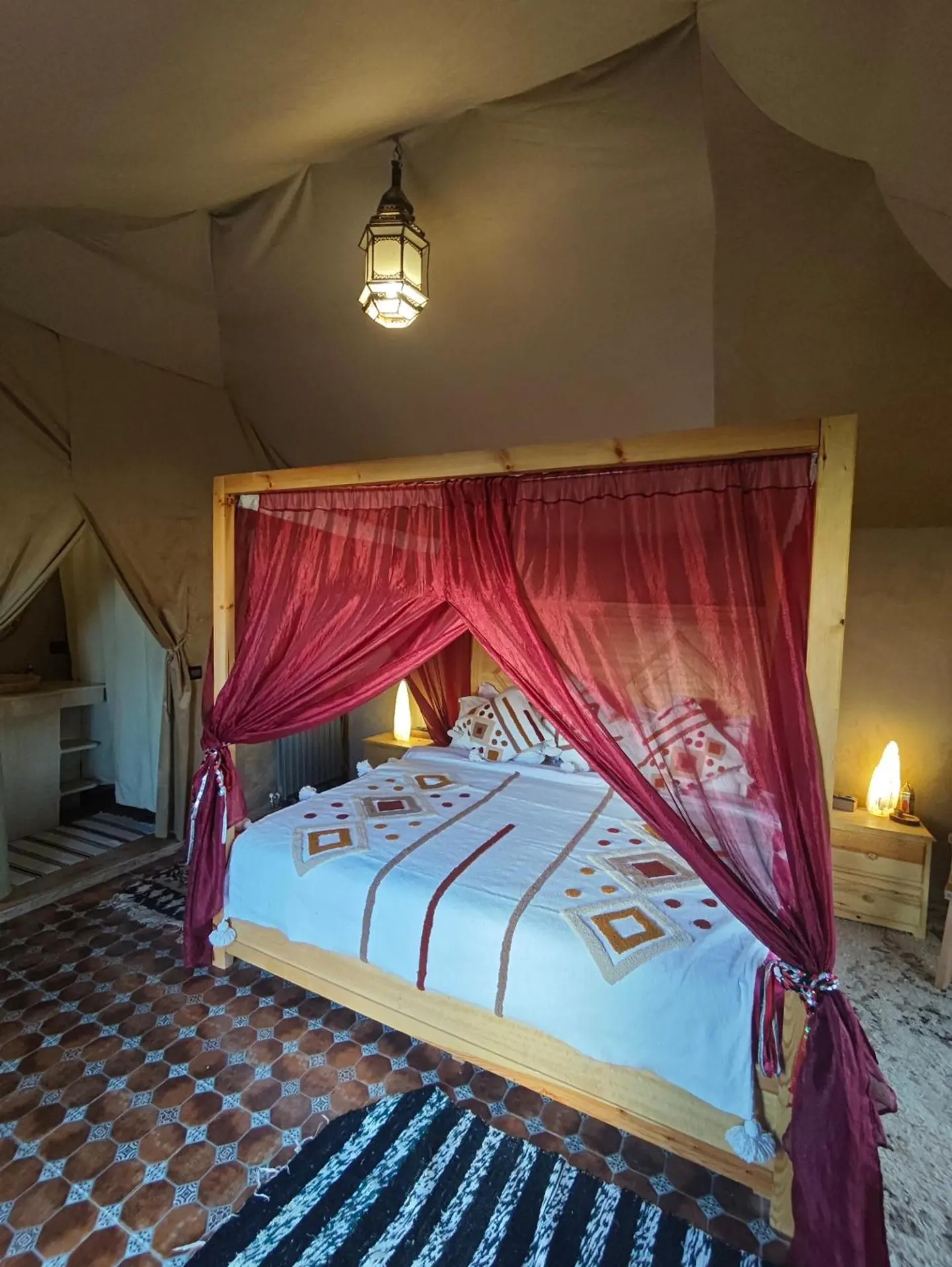 Intérieur de chambre aux Camps de Luxe dans le Désert à Merzouga