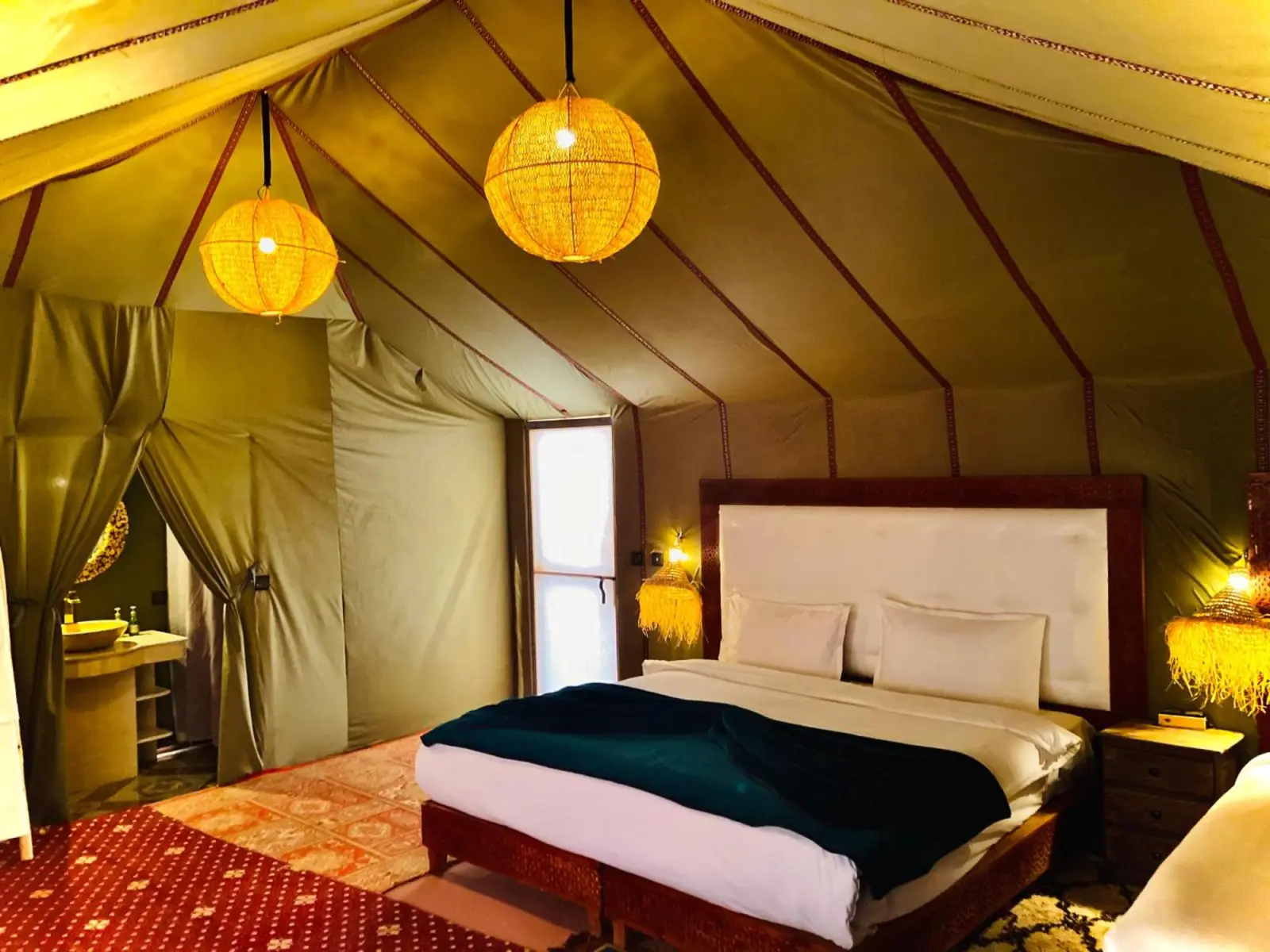Intérieur d'une tente de luxe aux Luxury Desert Camps à Merzouga