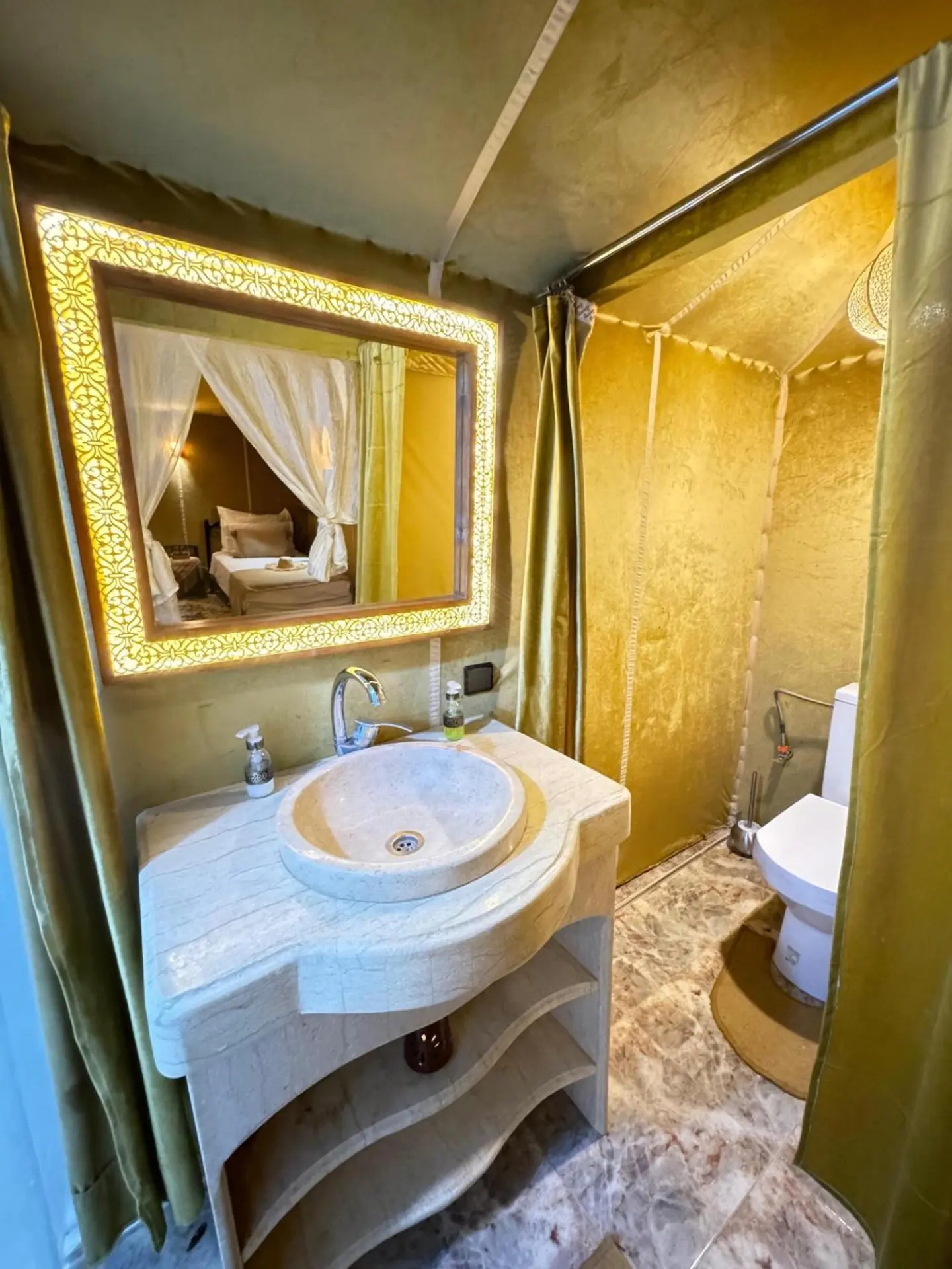 Configuration de tente romantique aux Luxury Desert Camps à Merzouga