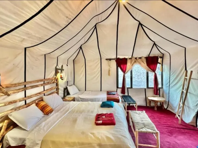 Geräumiges Familienzelt mit mehreren Betten im Luxury Dune's Camp in Merzouga, Marokko.