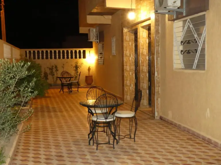 Vista nocturna de la zona de asientos al aire libre en Luxury Family Apartment en Merzouga