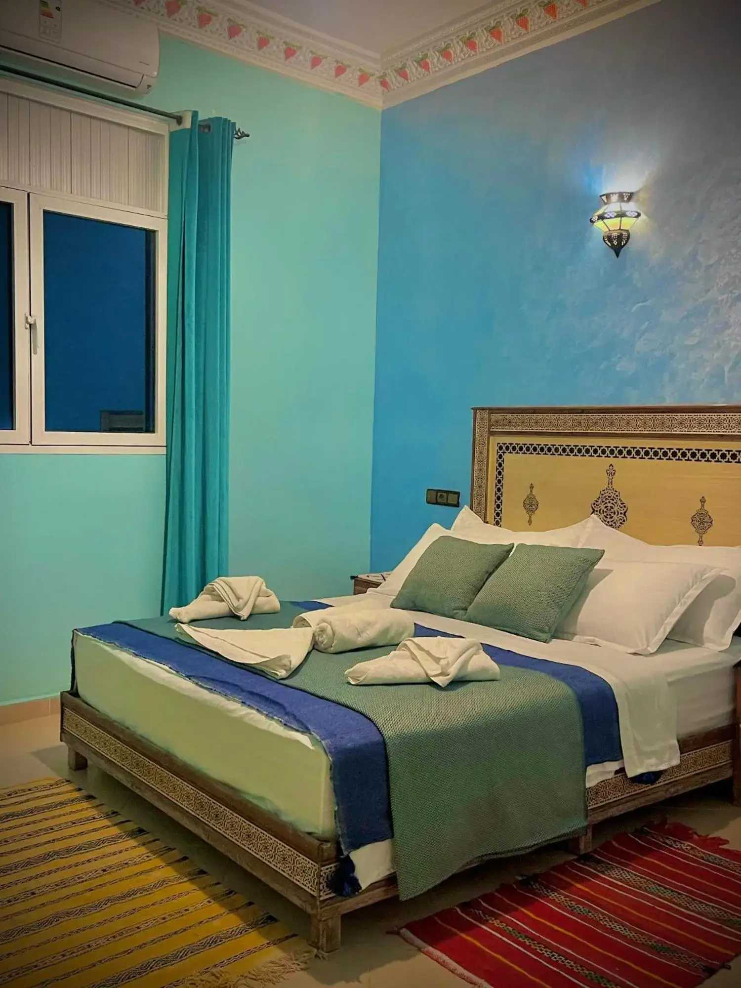 Luxury Family Apartment en Merzouga mostrando un elegante dormitorio con decoración azul