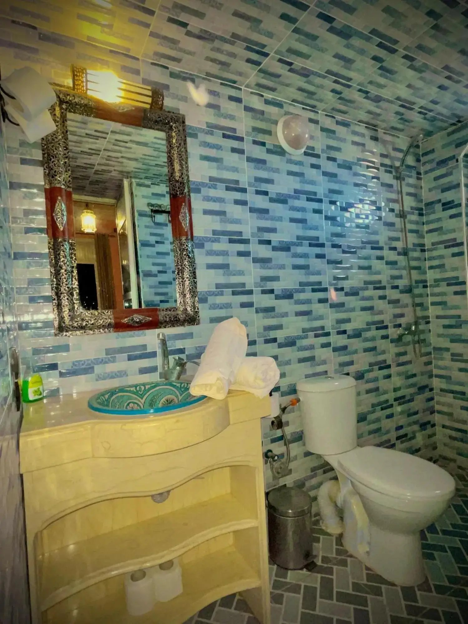 Otro baño elegante en Luxury Family Apartment en Merzouga