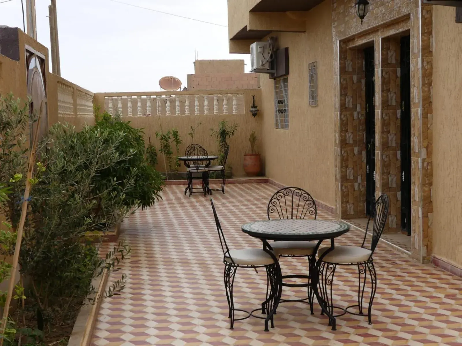 Zona de asientos al aire libre en Luxury Family Apartment en Merzouga