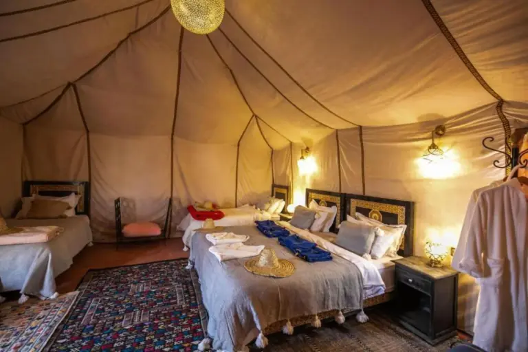 Interior de la suite familiar de Luxury Merzouga Desert Camp