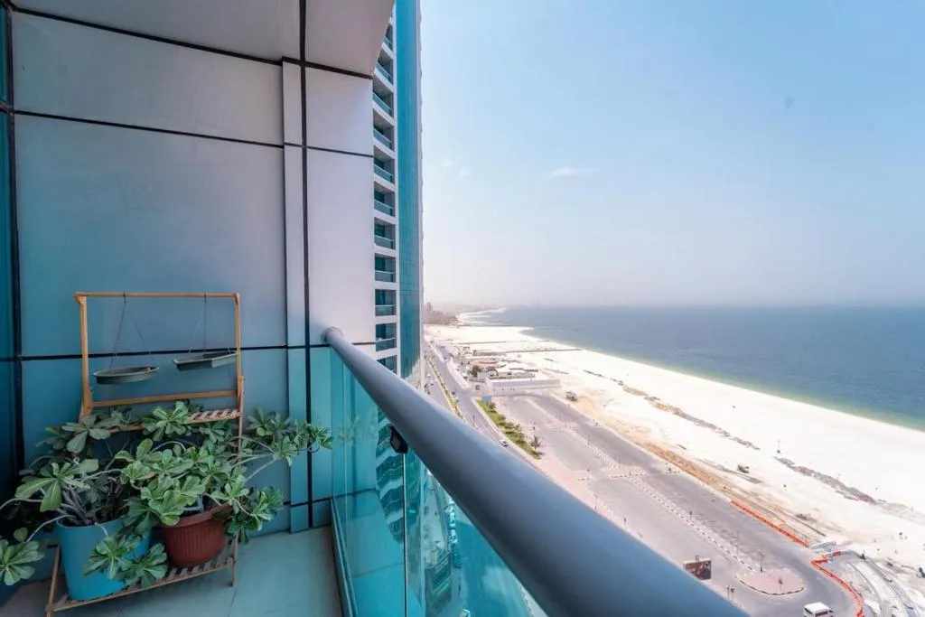 Balcon de l'Hôtel de Luxe en Bord de Mer Entièrement Meublé 2BR à Ajman