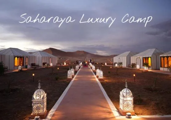 Weg mit Laternen im Saharaya Luxury Camp in Merzouga