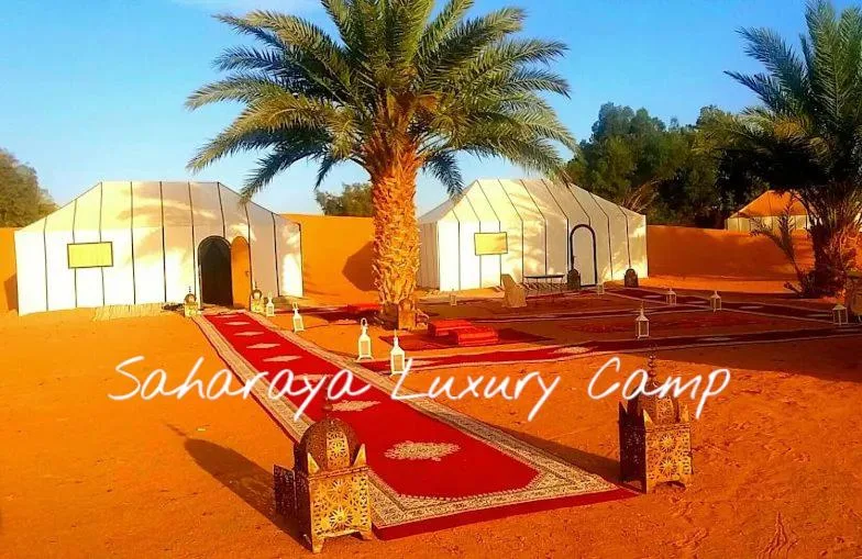 Wüstenlager-Szenerie im Saharaya Luxury Camp in Merzouga