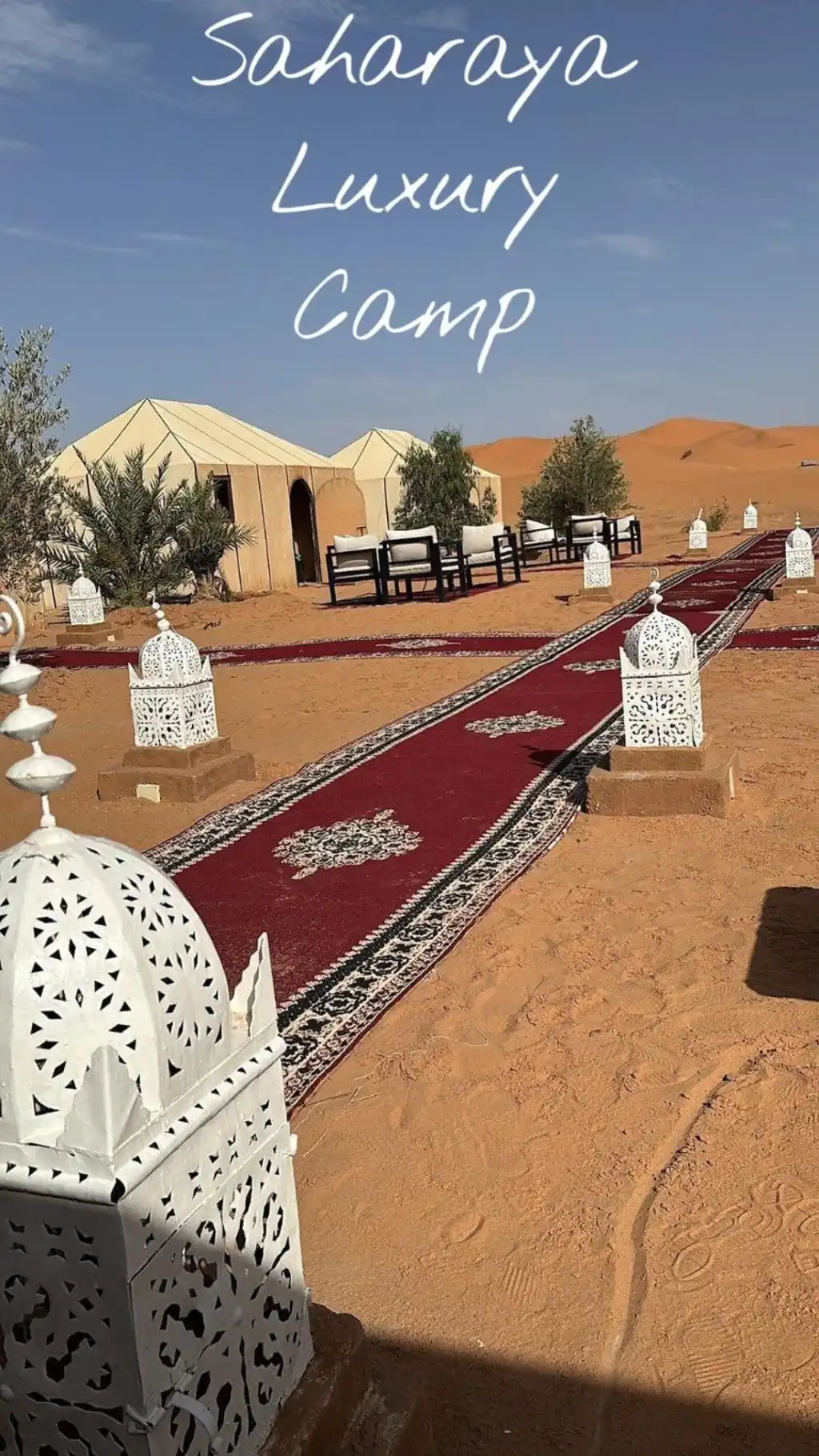 Zeltbereich mit Wegen im Saharaya Luxury Camp in Merzouga
