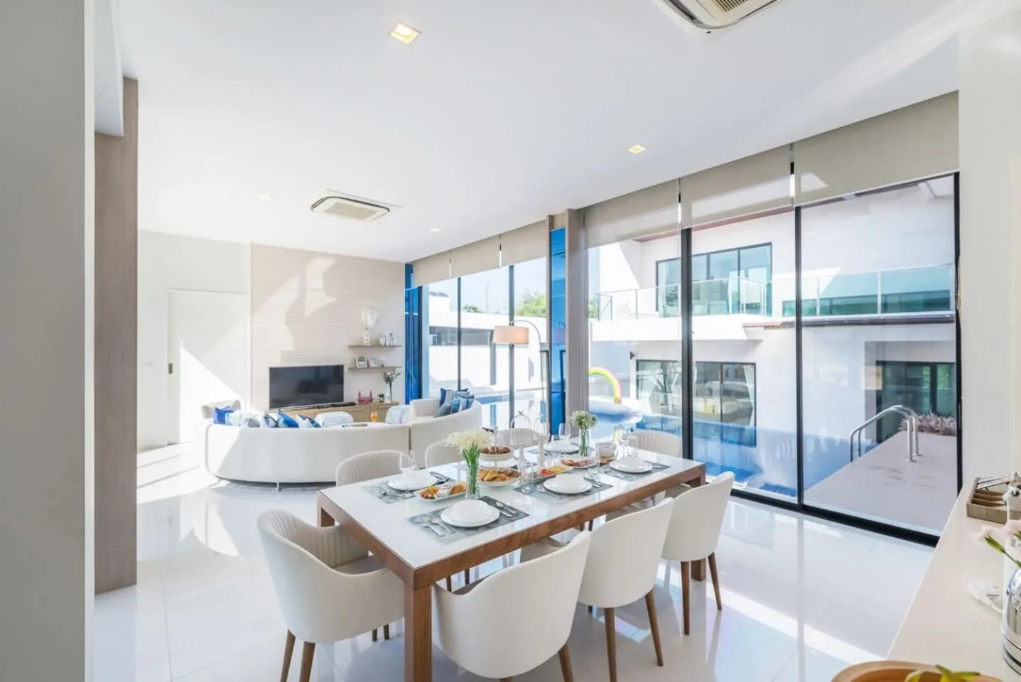 Luxury Residences 3-Bedroom Pool Villa Beach Access, Na Jomtien Pattaya - dining area