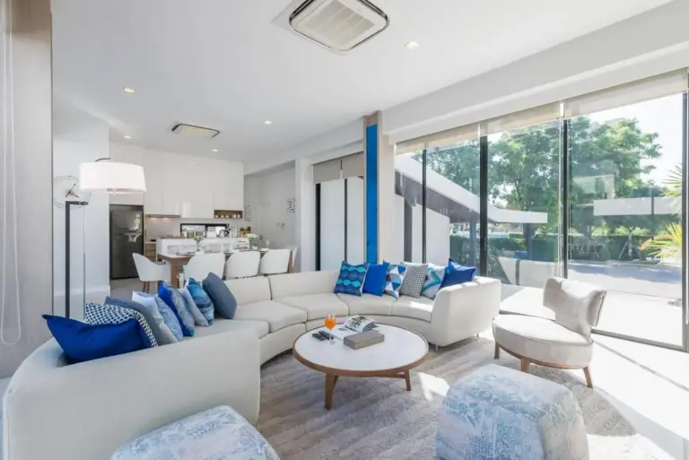 Luxury Residences 3-Bedroom Pool Villa Beach Access, Na Jomtien Pattaya - living room