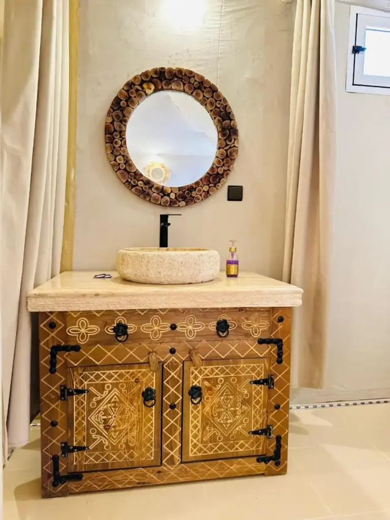 Instalaciones de baño modernas en Luxury Sahara Camp en Merzouga