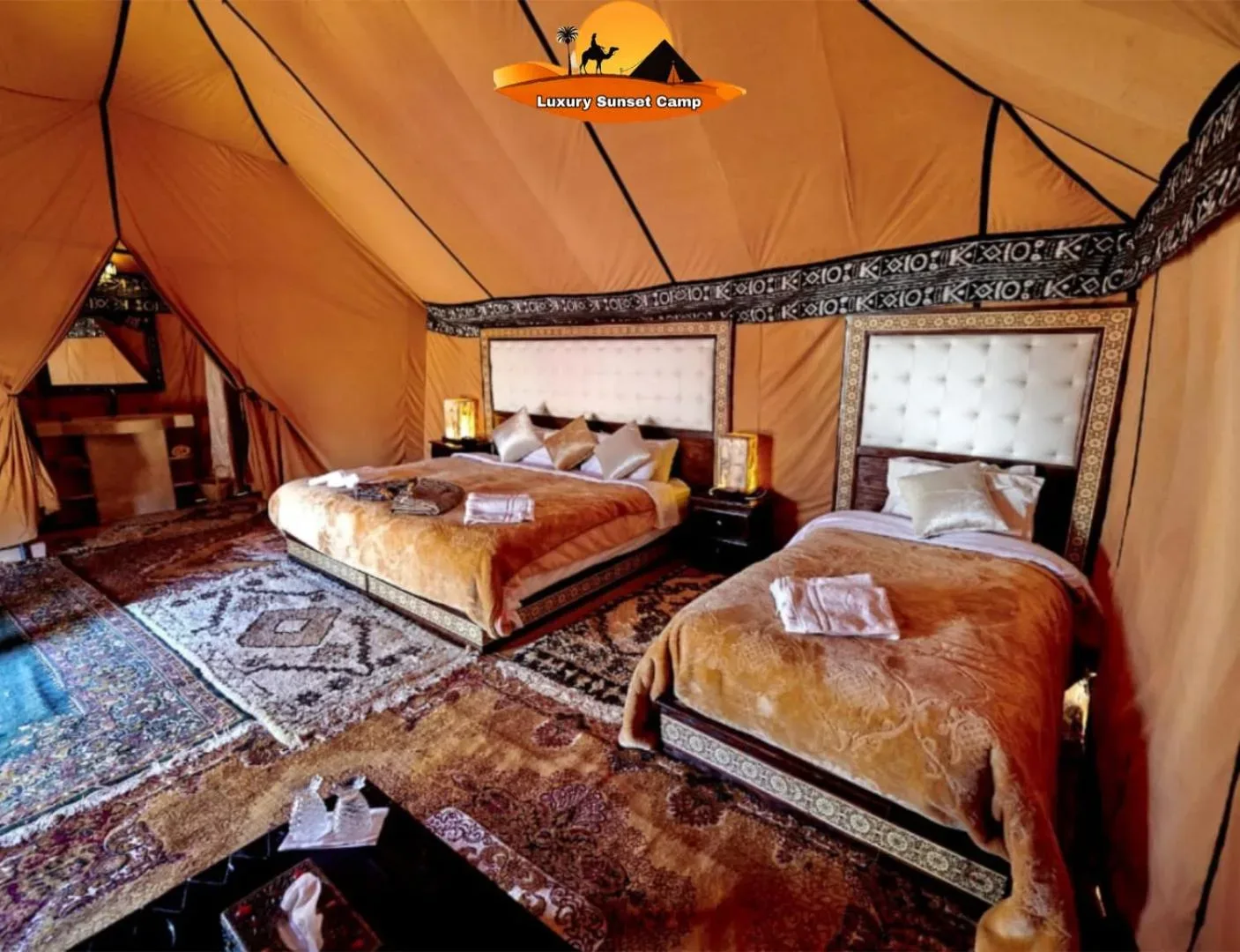 Doppelbett-Arrangement in einem Luxuszelt im Luxury Sunset Camp