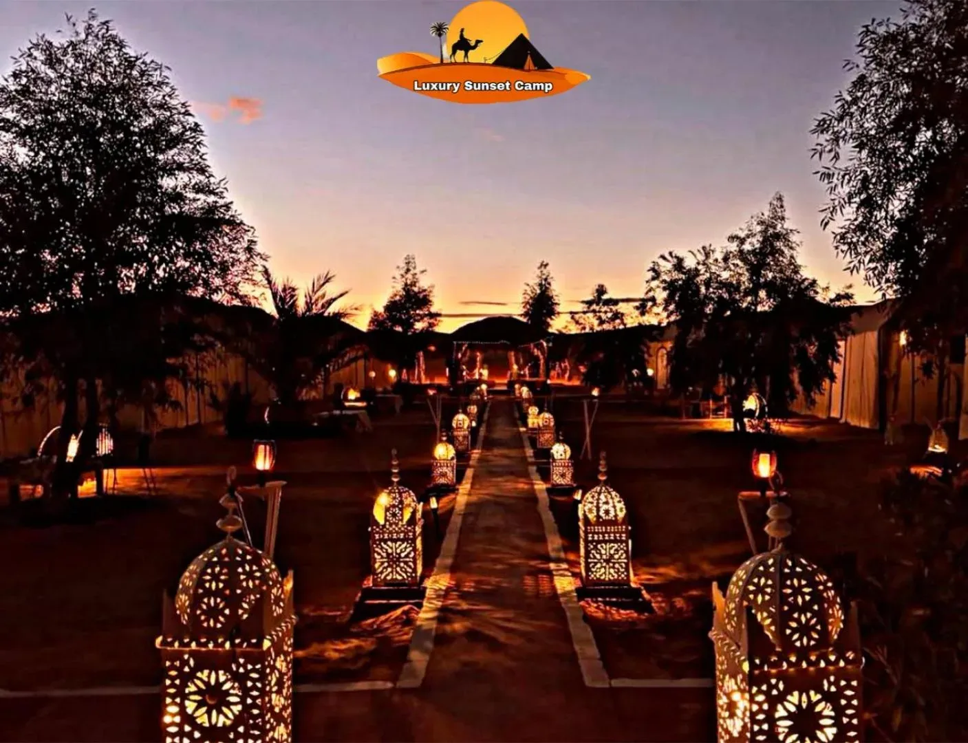 Beleuchteter Weg im Luxury Sunset Camp in Merzouga