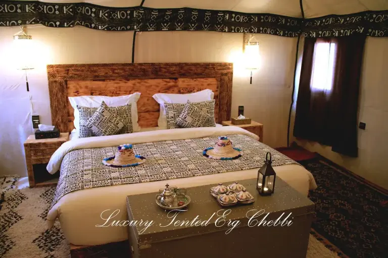 Decoración de la mesilla de noche de Luxury Tented Erg Chebbi