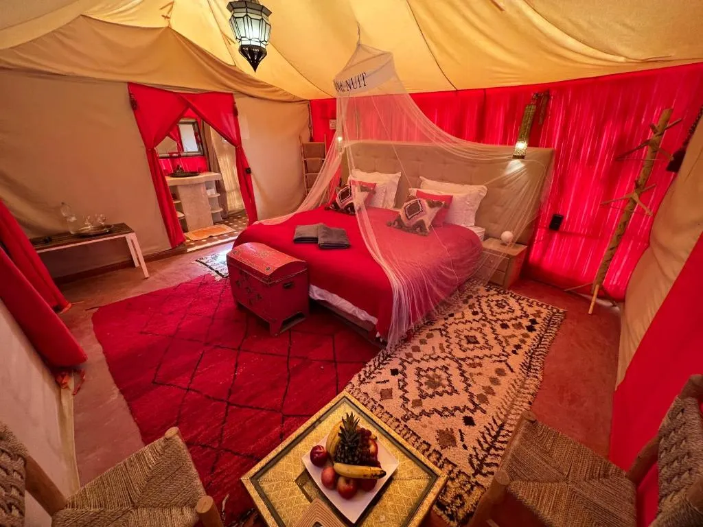 Campamento de tiendas tradicionales de lujo en Merzouga - elegante tienda roja