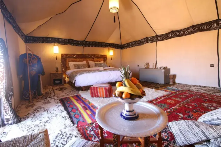 Campamento tradicional de tiendas de lujo en Merzouga - interior de tienda espacioso
