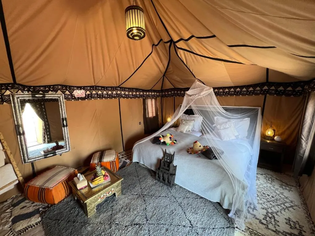 Campamento de lujo tradicional en Merzouga - tienda con área de descanso