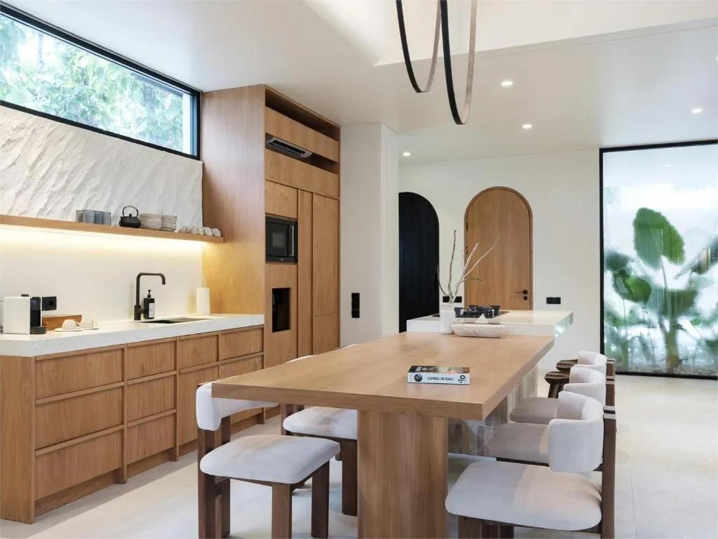 Lyvin Bingin Villas kitchen overview with dining table