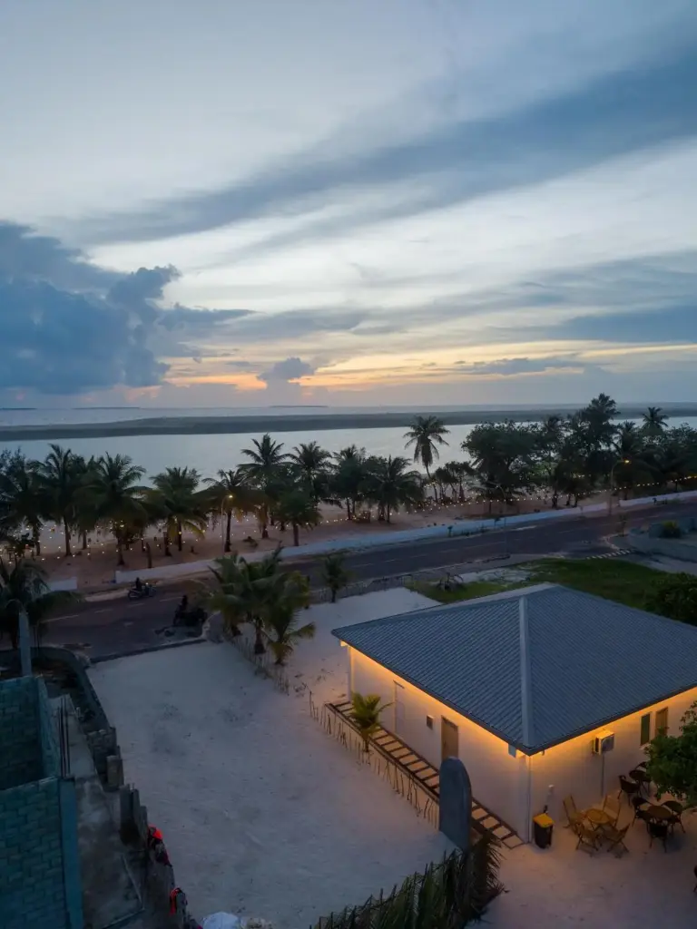 Vista del atardecer desde Maako Retreats en Funadhoo