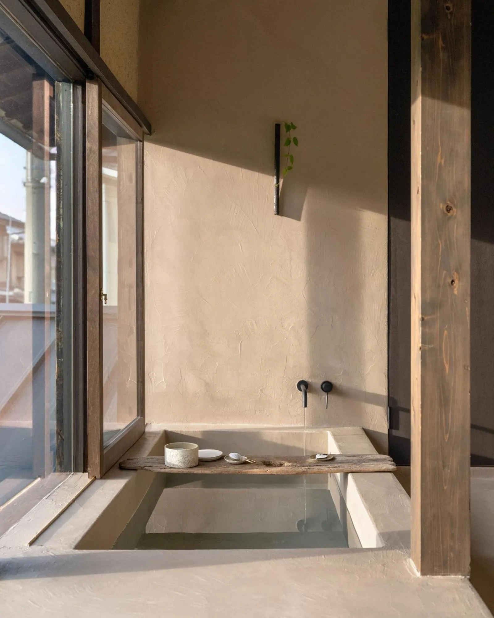 Baignoire de luxe au Maana Kiyomizu, Kyoto avec lumière naturelle