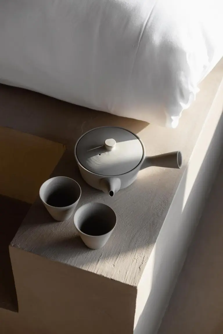 Théière et tasses sur une table au Maana Kiyomizu, Kyoto