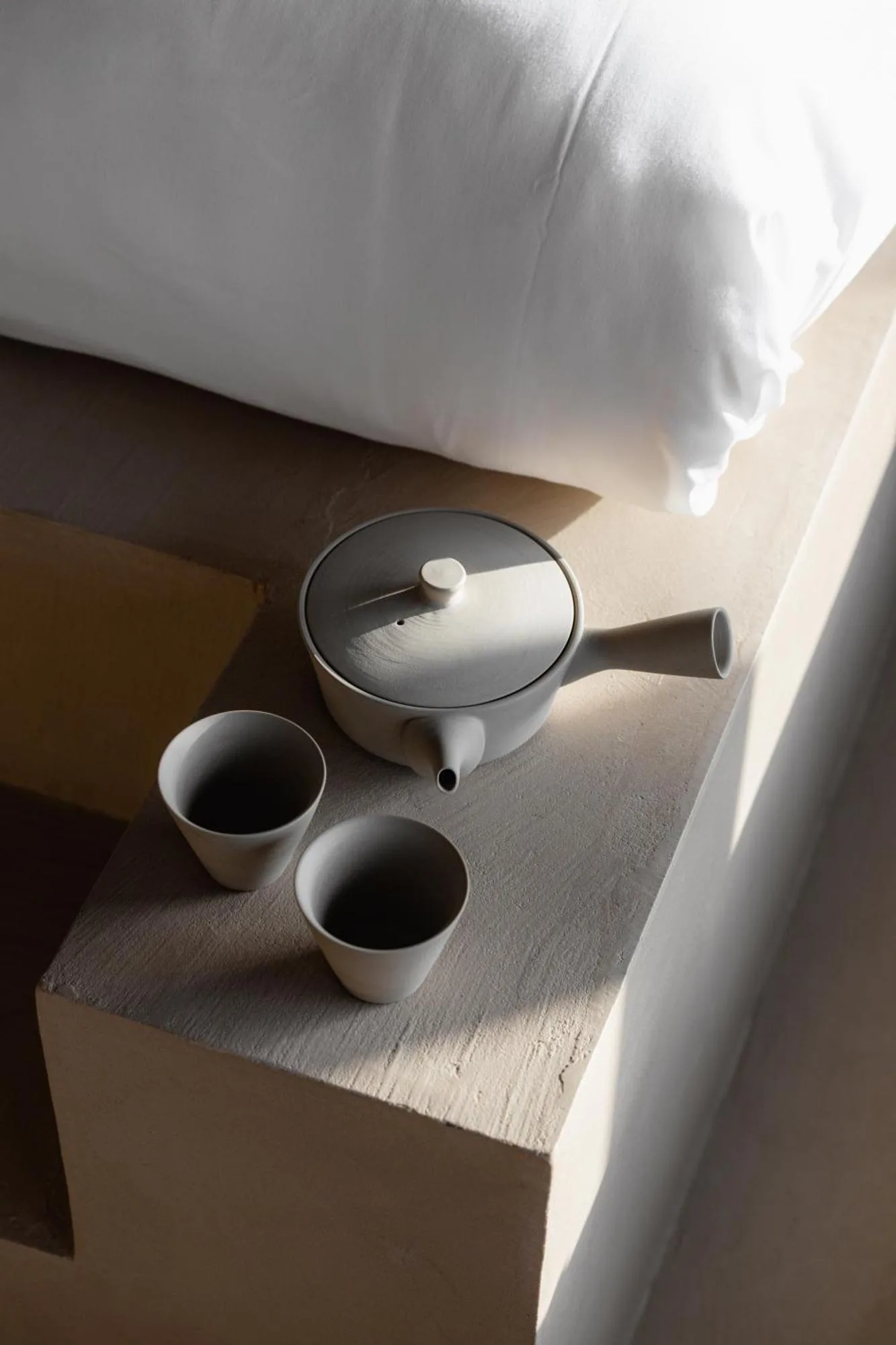 Théière et tasses sur une table au Maana Kiyomizu, Kyoto