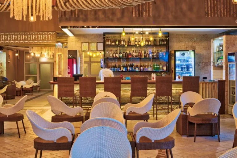 Bar area en el Maanzoni 680 Hotel en Nairobi con una selección de bebidas