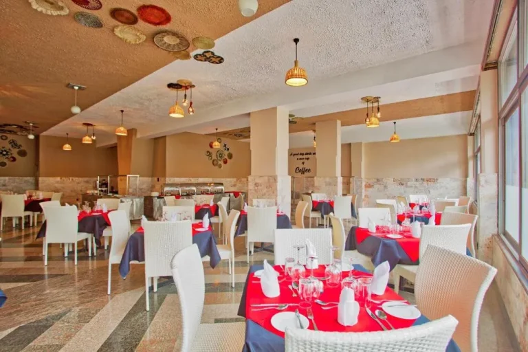Área de comedor en el Hotel Maanzoni 680 en Nairobi con mesas bien dispuestas